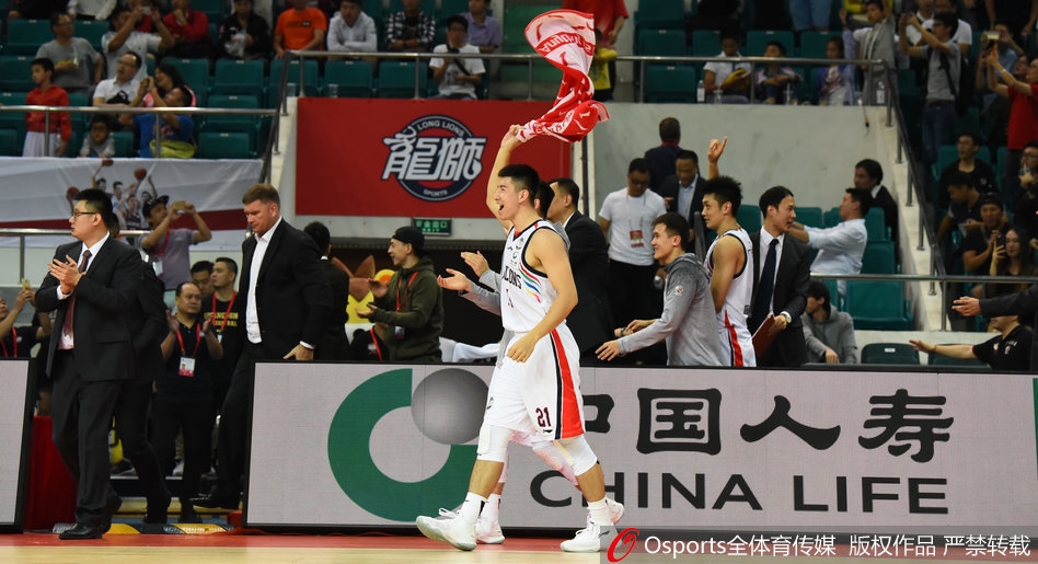 亚洲外援桑尼在三人围堵下依然将球放进篮筐，他贡献了21分15篮板的大号两双，用全能表现证明了亚洲外援的价值。