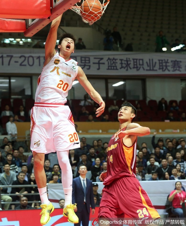 比赛最后时刻,吴前持球突破,遭遇八一队多人包夹防守,他眼神坚定,寻找着传球或投篮的致命机会。