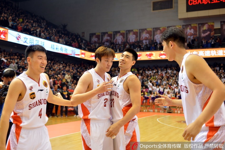 劳森与莫泰尤纳斯上演精彩配合，劳森接球后手起刀落，三分命中，这一球吹响了山东队反击的号角。