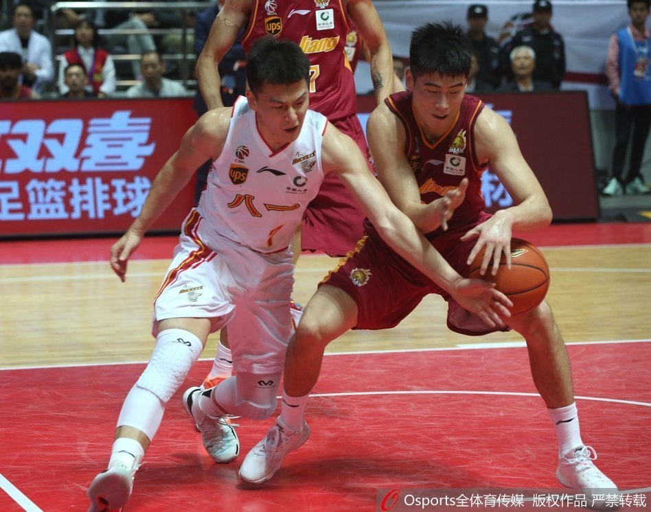 浙江外援斯托克斯在八一内线群中强行起跳,双手将球砸进篮筐,展现出惊人的力量和统治力。