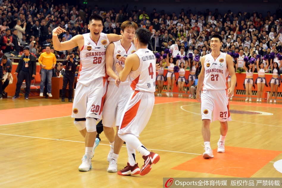 丁彦雨航开场后手感滚烫，面对山西防守悍将干拔三分出手，篮球在空中划出美妙弧线。