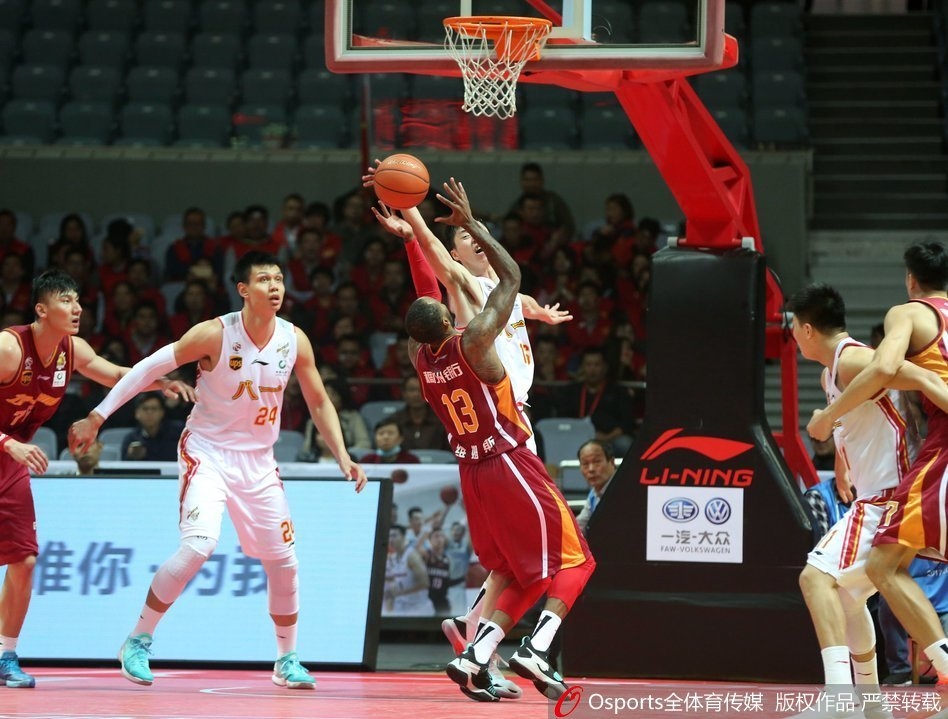 八一队张祖铭抢断后如猎豹般迅速前插,高高跃起单手劈扣,气势如虹,主场观众瞬间沸腾。