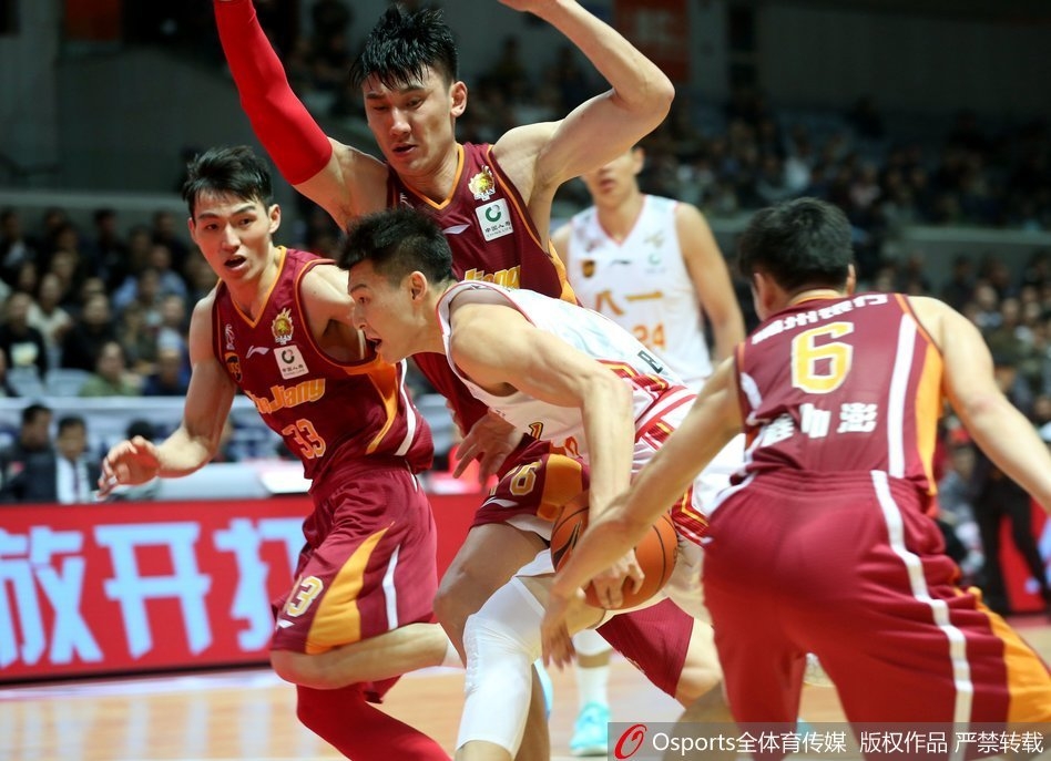 八一队许钟豪在内线以一敌二,利用梦幻脚步晃开防守,柔和地勾手投篮,展现出扎实的内线技术。