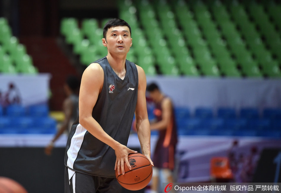 杨学增指导神情专注，在战术板上为队员详细拆解阵地战进攻跑位路线