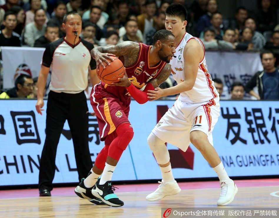 终场哨响,浙江队球员们激动地围在一起,庆祝这场来之不易的客场胜利,吴前被队友紧紧拥抱,脸上洋溢着笑容。