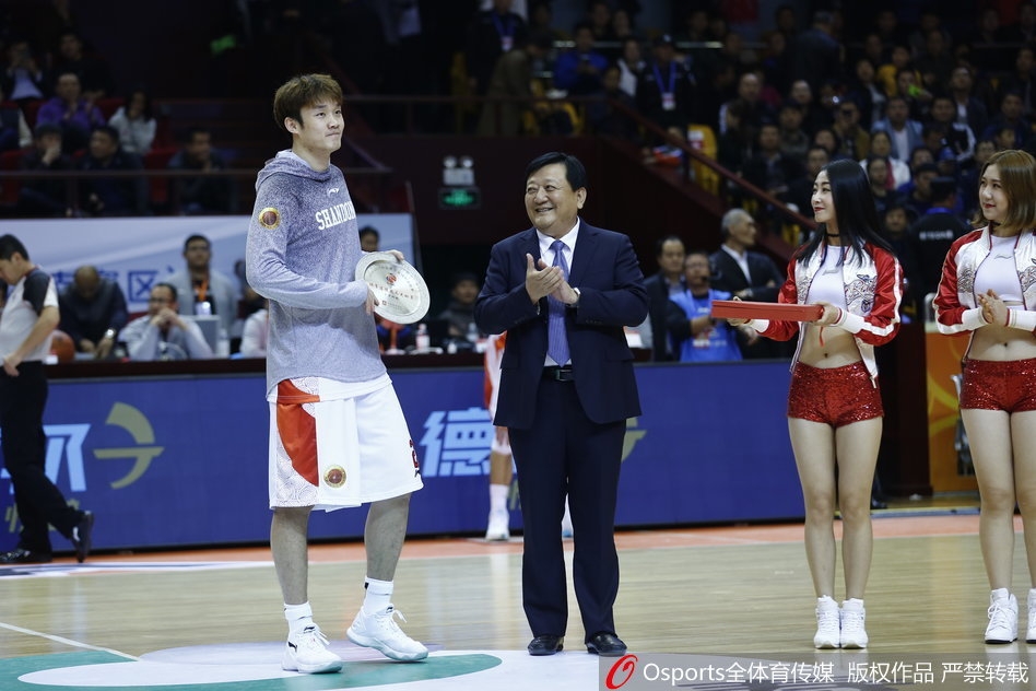 镜头捕捉到丁彦雨航在赛场上挥洒汗水的瞬间，他高高跃起，手臂舒展，篮球在空中划出一道美丽的弧线，直奔篮筐而去。