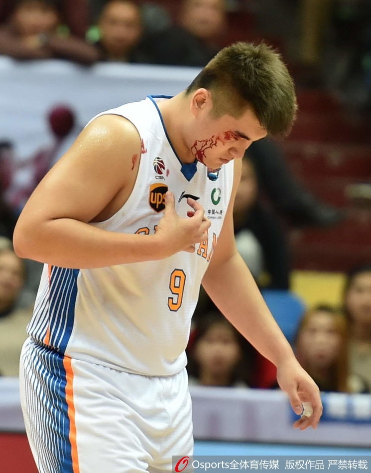 徐煜峰眉骨开裂瞬间,鲜血顺流而下,他紧皱眉头用手捂住伤口,眼神中透露出一丝不甘