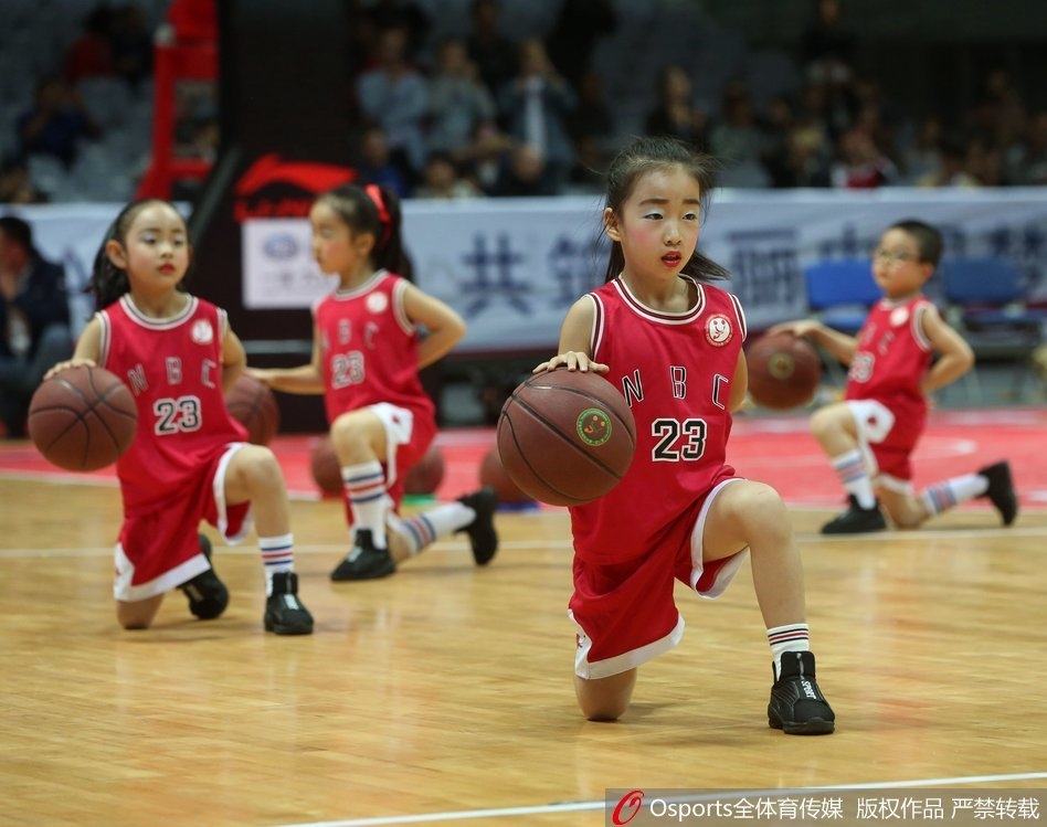 绿茵场上,一名小球员正在进行激烈的拼抢,他双脚离地,身体舒展,与对手形成强烈的动感对比,定格了少年奋勇争先的瞬间。