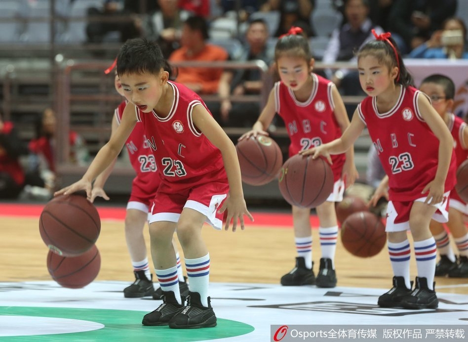 进球后的小球员兴奋地奔跑庆祝,身后的队友张开双臂追赶,脸上洋溢着最纯粹的快乐与自豪,整个画面都被少年的喜悦所感染。