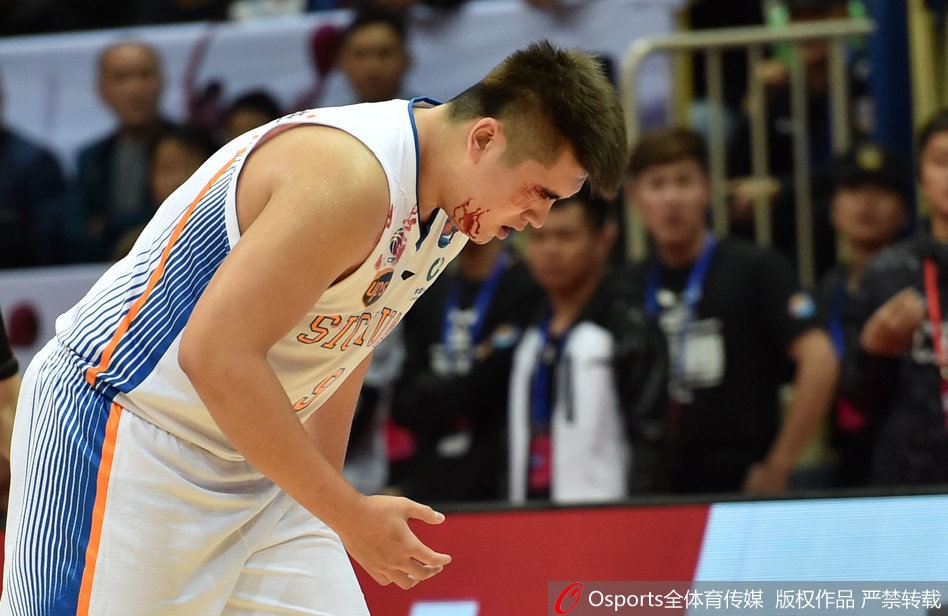 徐煜峰带伤回归赛场,眉骨贴着胶布血迹斑斑,他在篮下高高跃起拼抢篮板,毫无畏惧