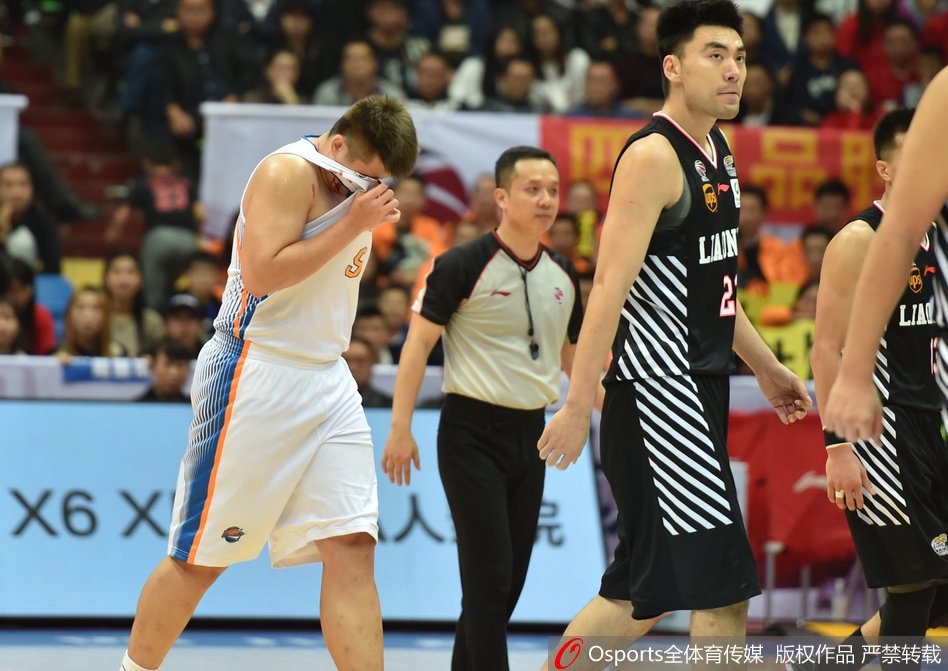 队医冲入场内,迅速用白色毛巾按住徐煜峰流血不止的眉骨,白色的毛巾瞬间被染红一大片