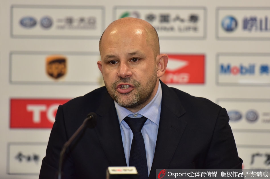方硕在发布会中眉头微蹙，认真地聆听着现场记者的提问，身后的背景板印有北京首钢的标志，烘托出赛后的严肃氛围。
