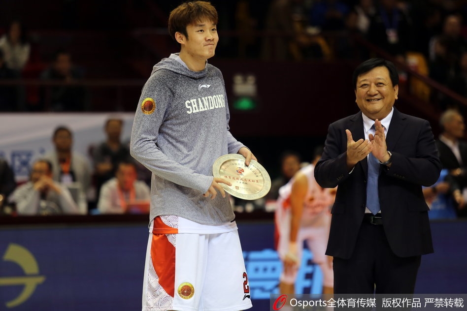 手捧鲜花和奖杯的丁彦雨航在颁奖仪式上腼腆而自豪地笑着，金色的纸屑从天而降，为他加冕时刻增添了几分梦幻的色彩。