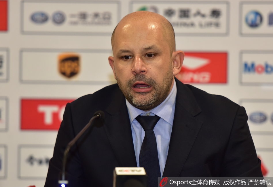 聚光灯下的方硕面带微笑，从容地对着话筒侃侃而谈，身后的背景虚化成温柔的光斑，凸显出他此刻的自信与成熟。