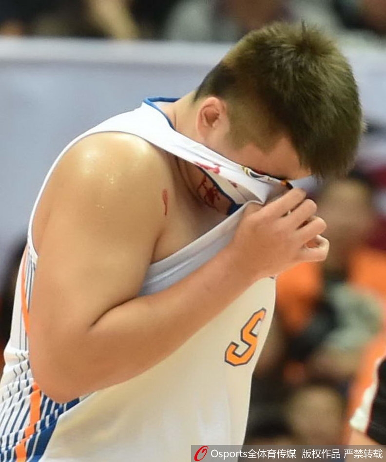 队医用厚厚的纱布紧紧按住徐煜峰伤口,徐煜峰表情痛苦却依然保持站立,等待进一步处理