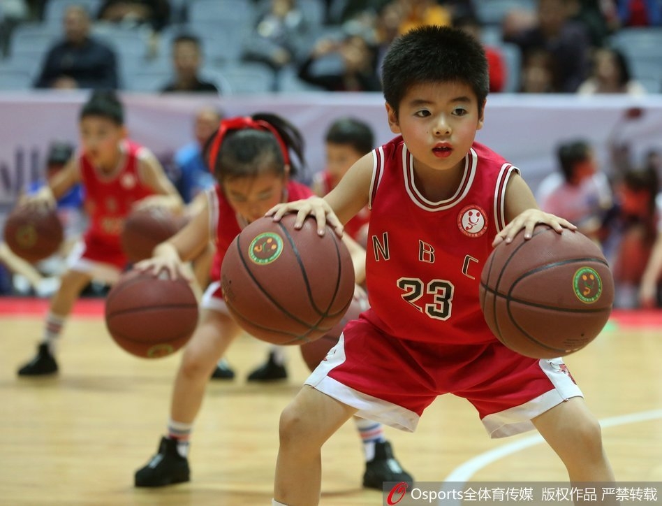 训练结束后,夕阳的余晖洒在球场上,一名小球员独自加练射门,皮球应声入网,他握紧拳头,脸上露出满足而坚毅的微笑。