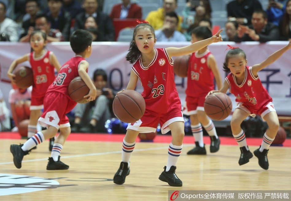 赛前,几名小球员围成一圈,手搭着队友的肩膀,齐声高喊加油,眼神中充满了信任与坚定,团队的凝聚力在这一刻展现得淋漓尽致。