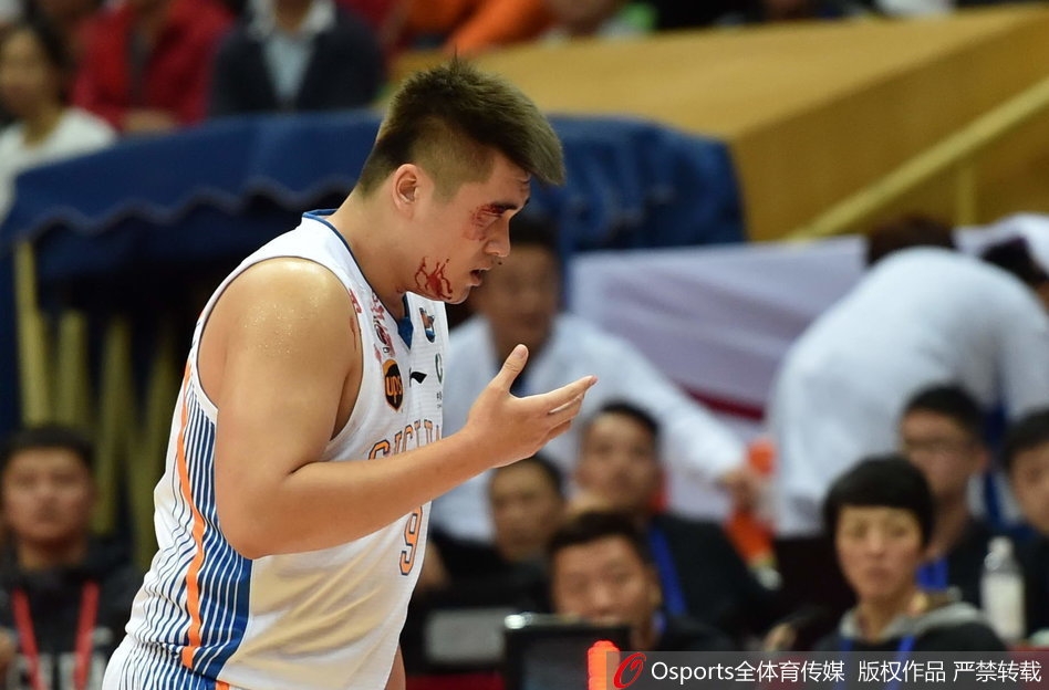 鲜血浸透了徐煜峰胸前的球衣,他在简单包扎后依然坚持战斗,球衣上的斑斑血迹记录着这场比赛的惨烈