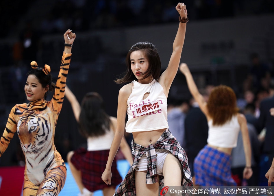 日本女星三上悠亚在拍摄泳装特辑时,伸手示范绑带方法却不慎将蝴蝶结拉开,黑色泳衣瞬间滑落,她瞪大双眼露出惊讶表情,紧急用手护住胸前