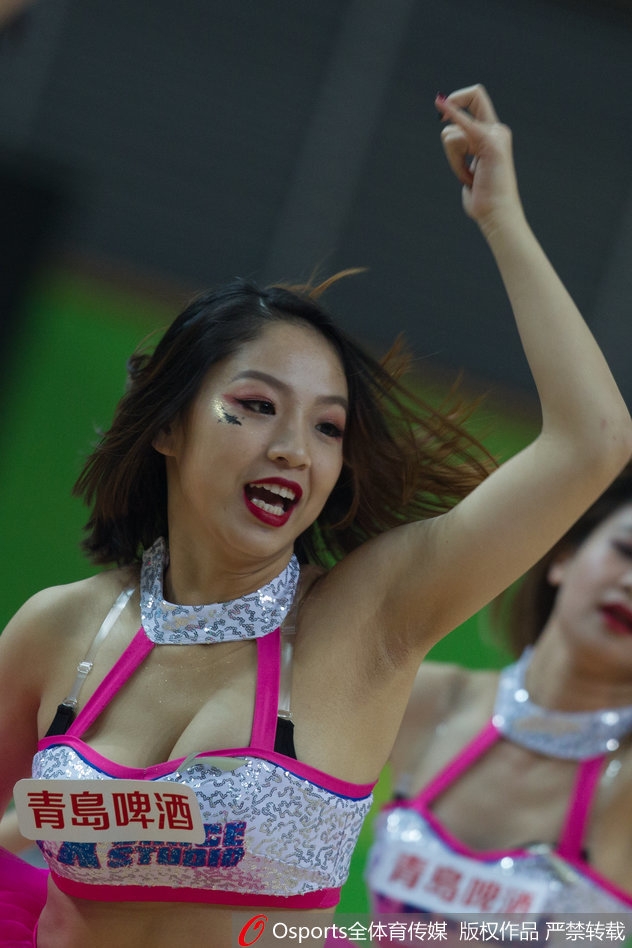 这位领舞的宝贝眼神坚定而有力，手中的花球随着快速的舞步在空中划出银色弧线，将现场DJ激燃的音乐具象化在了人们眼前。