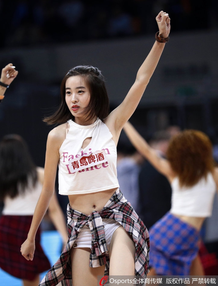 台北富邦勇士啦啦队成员柠檬在球场上热舞,新版粉蓝相间的低胸队服因动作过大而肩带滑落,她一边敬业地保持微笑律动,一边用手轻轻拉回滑落的细带