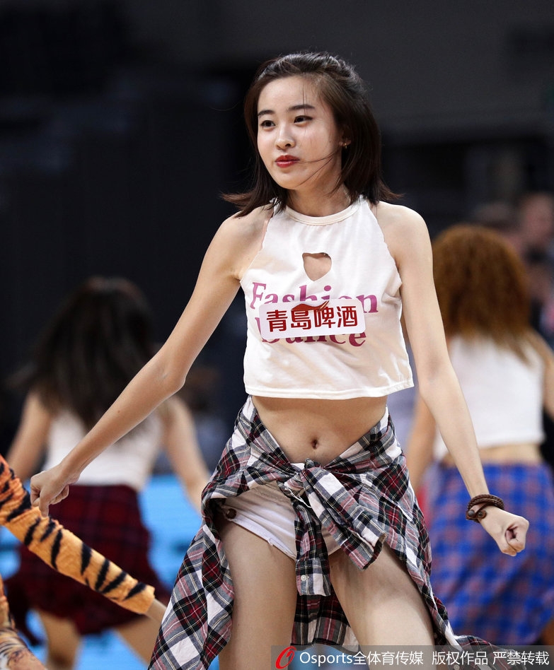 墨西哥海边的度假村,44岁的布兰妮身穿宽松灰绿色吊带裙漫步,裙子的肩带已完全滑落堆在腰间,她却浑然不觉,手持酒杯与友人谈笑,神情恍惚