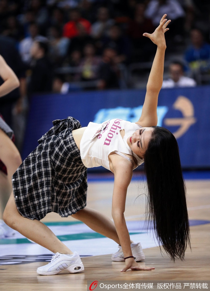 红毯镁光灯下,赵露思身着粉色亮片细肩带长裙,价值千万的珠宝在颈间闪耀,但滑落的肩带让她不得不分神调整,表情中流露出一丝尴尬与慌乱