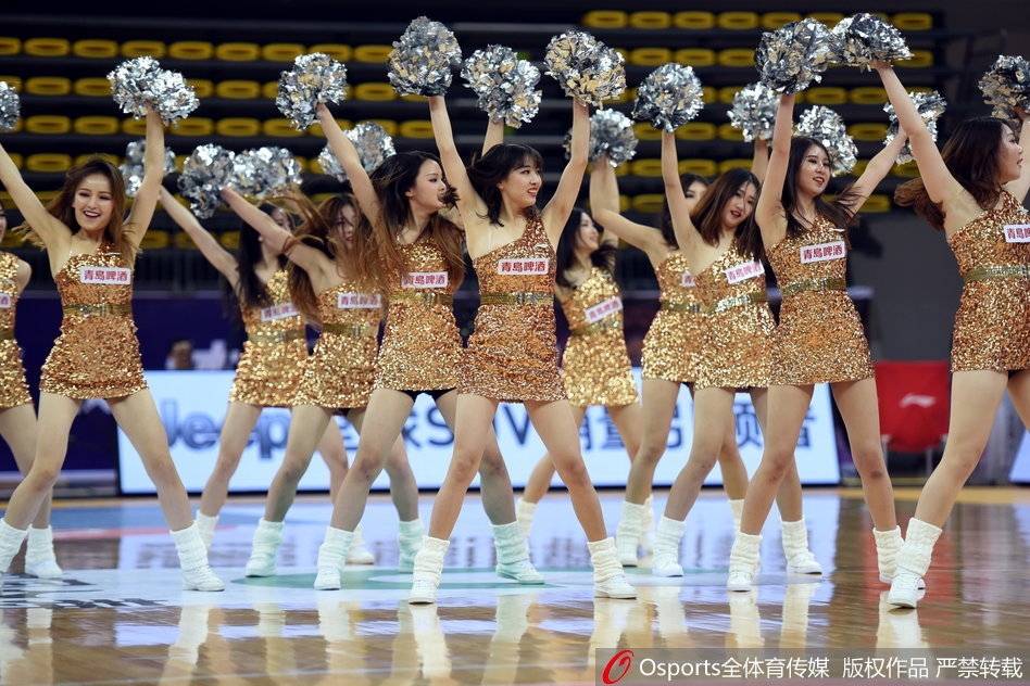 在绚丽的灯光下，篮球宝贝们排列成行，高举双手，她们的身影成为赛场上最亮眼的背景板，记录着这场比赛的每一个精彩瞬间。