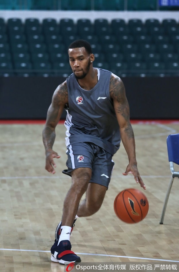 训练馆内灯光如昼,西热力江身着训练服,身体微微前倾,全神贯注地倾听身旁崔万军指导的战术部署,眼神里满是当年那个追风少年的影子。