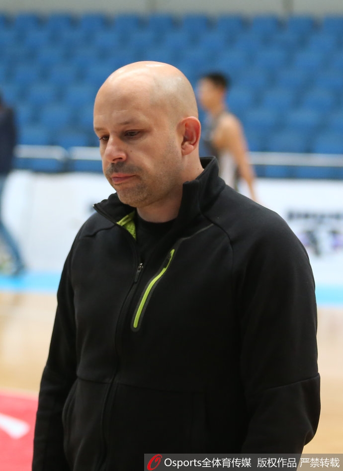 夕阳透过训练馆的窗户，洒在整齐摆放的篮球上，金色的余晖仿佛预示着北京首钢即将迎来的崭新黎明