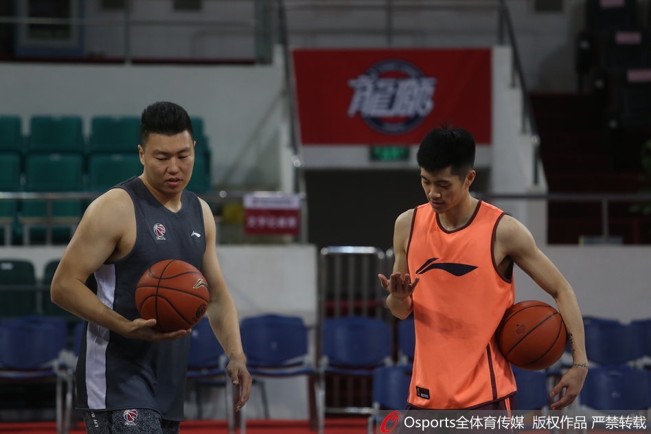 崔万军脸上露出欣慰的笑容,看着眼前这个已经足够独当一面的弟子,眼神中满是骄傲;西热力江则咧嘴笑着,这一刻他不是赛场上的拼命三郎,只是个在恩师面前放松的老友。