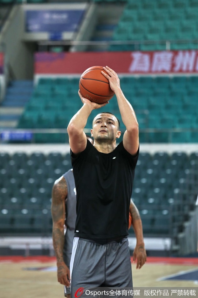 画面拉远,只见空旷的训练馆内,其他队员正在进行热身,而这对师徒在角落里的交谈构成了一幅独特的风景线,仿佛喧嚣世界中独属于他们的一片安静角落。