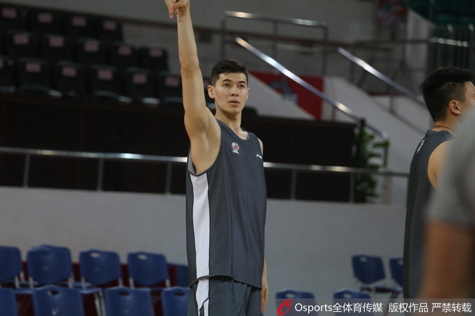 热聊间隙,西热力江伸出手臂指向场内,似乎在与崔指导交流场上的某个跑位细节,崔万军顺着他手指的方向望去,眉头微蹙陷入思考。