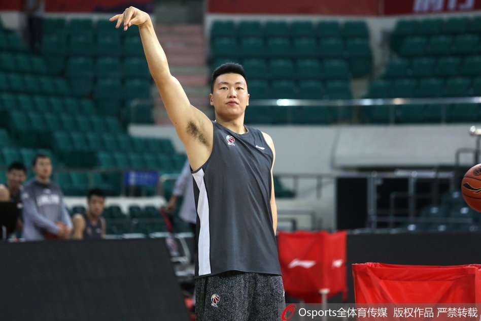 交谈结束,西热力江拍了拍手准备重新投入到训练中去,离开前回头望向崔指导,眼神坚定;崔万军双手抱胸,点头示意,仿佛在说“去吧,就像我们当年那样去战斗”。