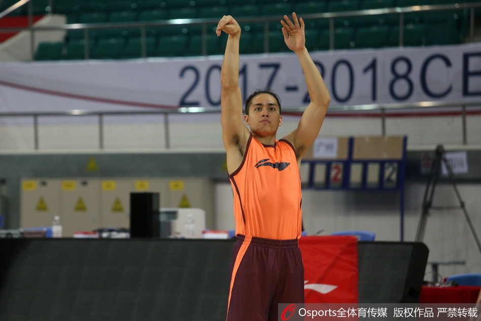 崔万军指导在场边双手抱胸，神情专注地观察着场上的一切，他的沉稳与睿智是这支年轻球队前进的定心丸。