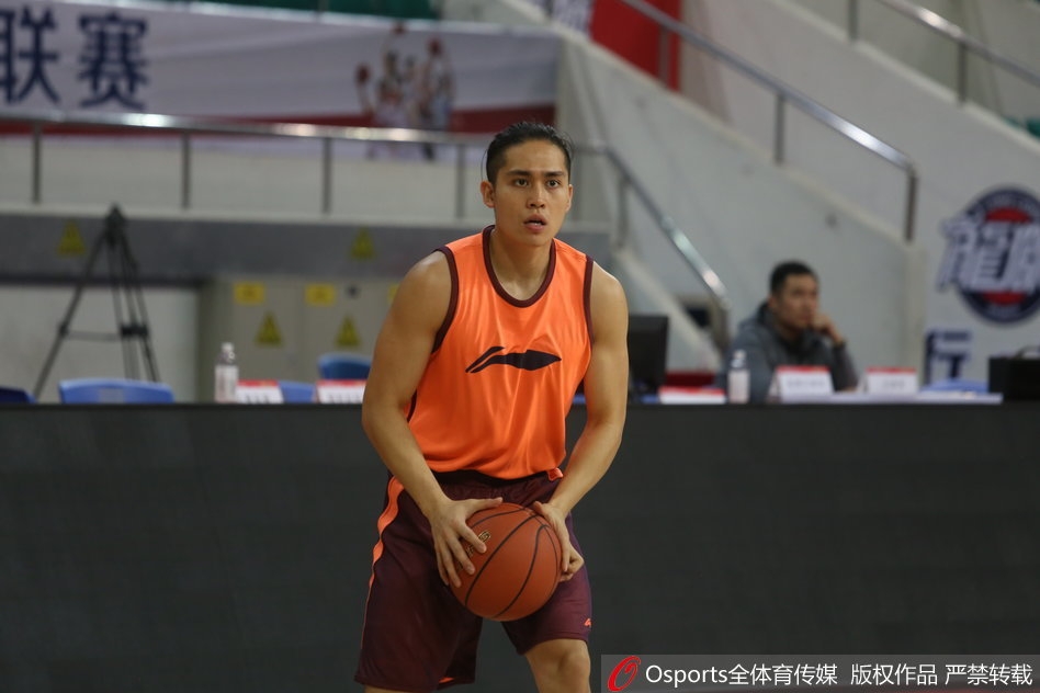 状元秀陈盈骏在训练中运球穿越防线，眼神坚定，这位年轻后卫正用汗水书写着自己的CBA新篇章。