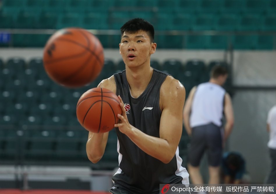 助理教练正拉着一位年轻球员单独讲解跑位细节，这种因材施教的指导让年轻球员能更快地理解战术体系。