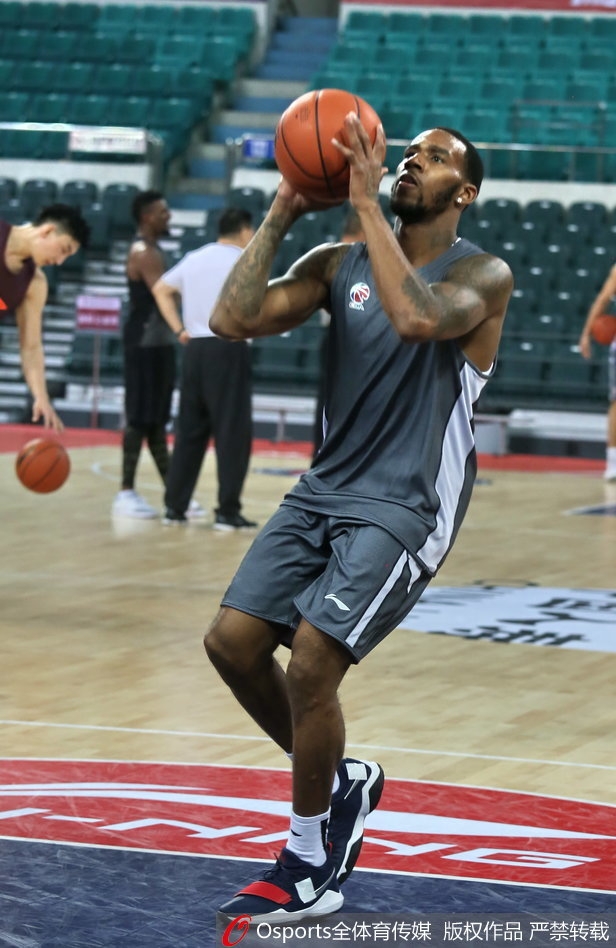 崔万军指导双手比划着战术动作,表情严肃认真,西热力江则双手扶膝,像个虚心受教的学生,两人之间无声的默契仿佛让整个训练场的喧嚣都静止了。