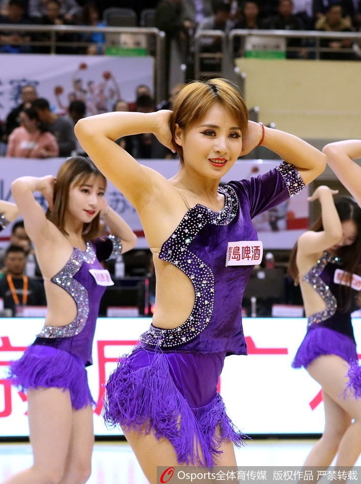 表演结束后,一位篮球宝贝对着镜头露出了俏皮可爱的笑容。近距离的特写镜头捕捉到了她额头上细密的汗珠,那是她在舞台上尽情绽放后留下的最美勋章。