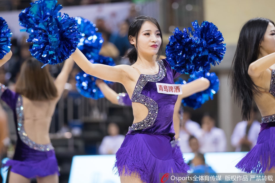 一名篮球宝贝正在聚精会神地进行舞蹈表演,她手中的花球随着动感的节奏在空中飞舞,飞扬的发丝和专注的表情,定格了她在赛场上最美的瞬间。