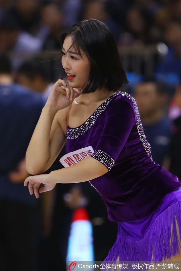 在明亮的赛场灯光下,两位篮球宝贝背对背摆出酷炫的造型。她们身着闪亮的表演服,配合着现场动感的音乐,展现出力量与美感的完美结合。