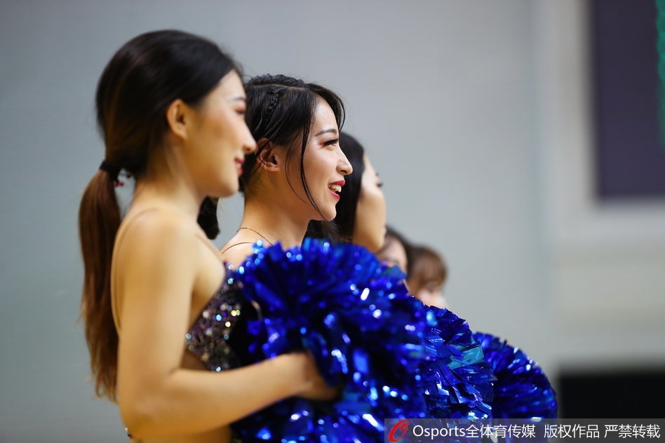 江苏肯帝亚篮球宝贝们身着靓丽服装,在球场上整齐列队,她们脸上洋溢着灿烂的笑容,张开双臂迎接即将开始的激烈比赛。