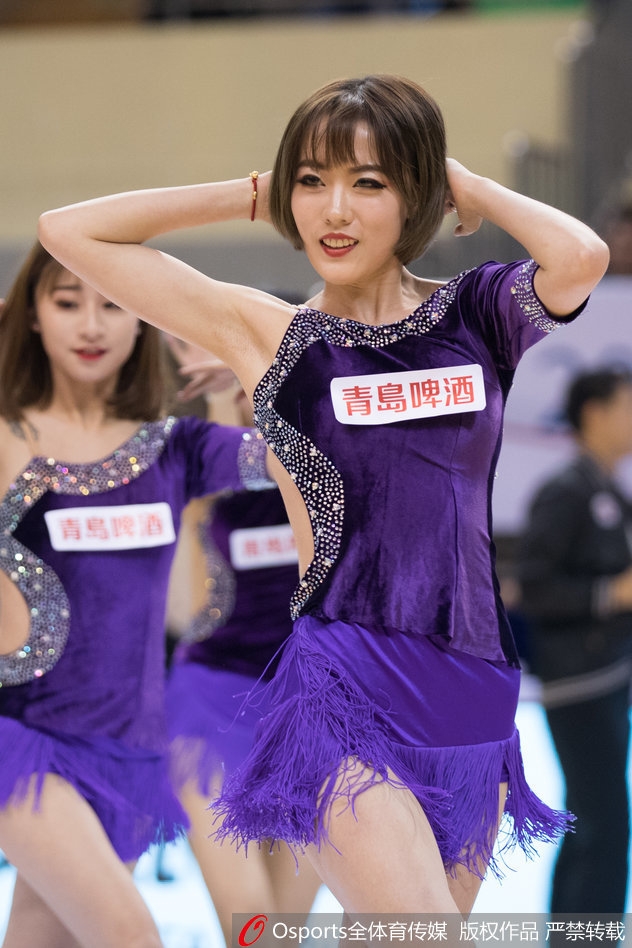 伴随着现场炫酷的灯光效果,江苏肯帝亚篮球宝贝们在比赛暂停期间迅速登场,她们排成整齐的队列,用充满节奏感的舞步瞬间点燃了全场球迷的热情。