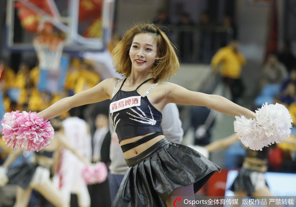 篮球宝贝们扎起高马尾，随着舞步轻盈跃动，发梢在空中划出金色弧线，洋溢着青春的动感气息。