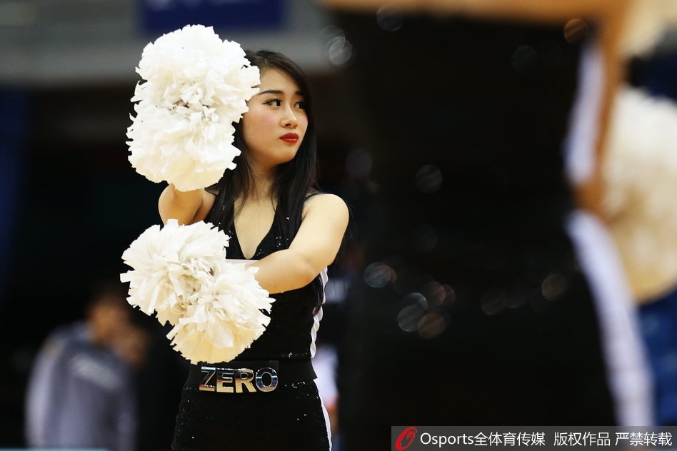 统一的粉色短裙随着动感的节奏飞扬,宝贝们露出修长美腿,用极具张力的舞姿诠释着篮球运动的激情