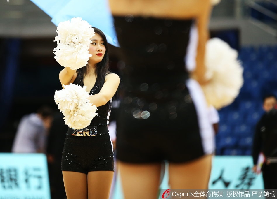 镜头特写下,这位篮球宝贝眼神专注而闪亮,精致的妆容也掩盖不住那股为篮球而生的青春朝气