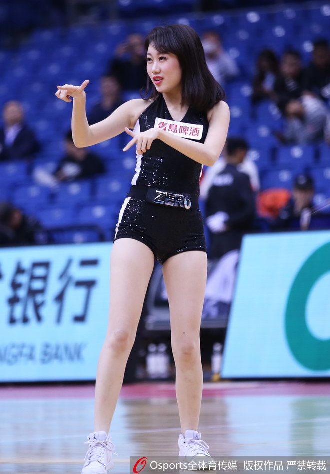 即使是静态的照片,也能感受到她们舞动的韵律,青岛篮球宝贝用自信的姿态证明了她们就是赛场上的女王