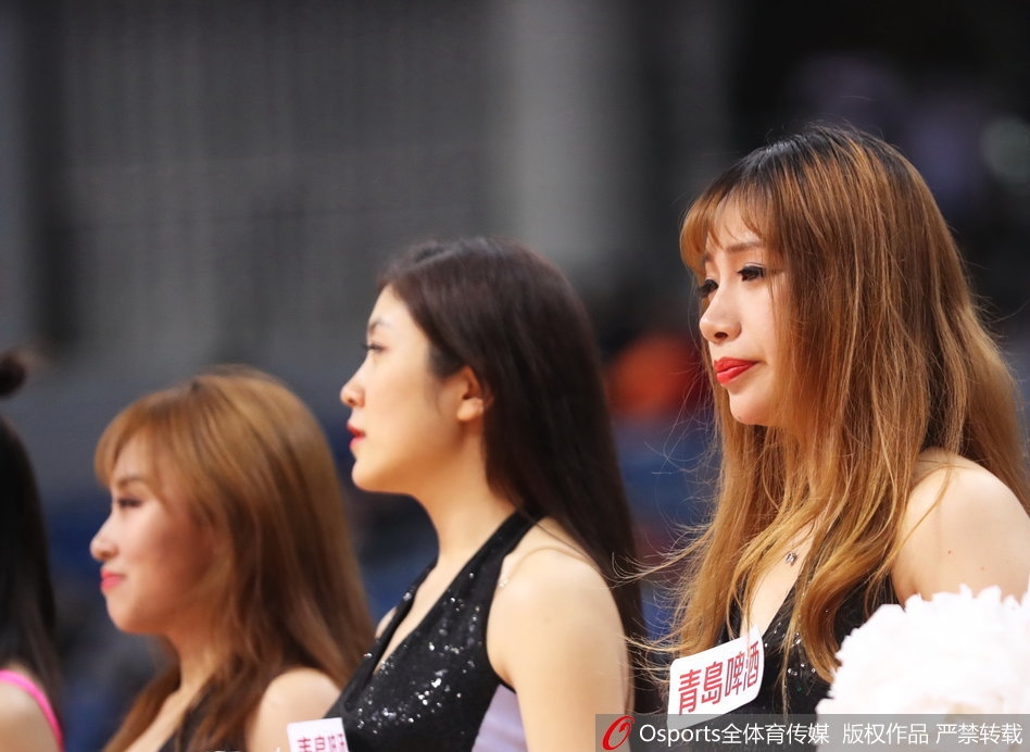 聚光灯下,篮球宝贝们整齐划一的动作充满了力量感,性感的舞姿背后是无数次排练留下的汗水与坚持