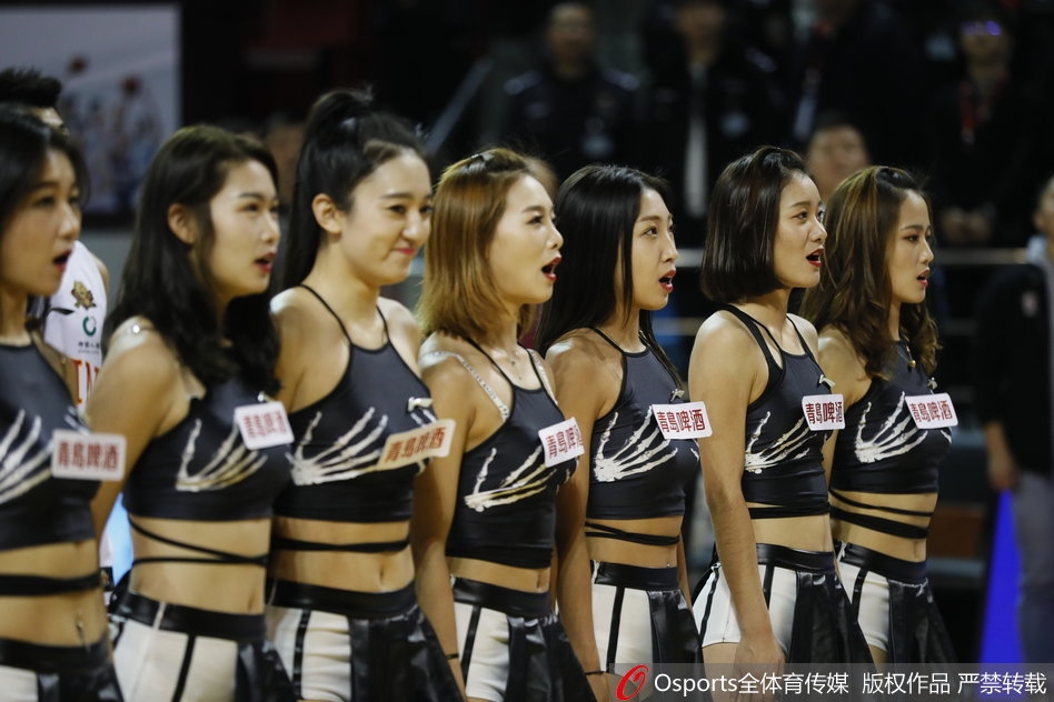 表演高潮时刻，队员奋力跃起，长发在灯光下勾勒出金色轮廓，整个画面定格在青春与激情碰撞的瞬间。