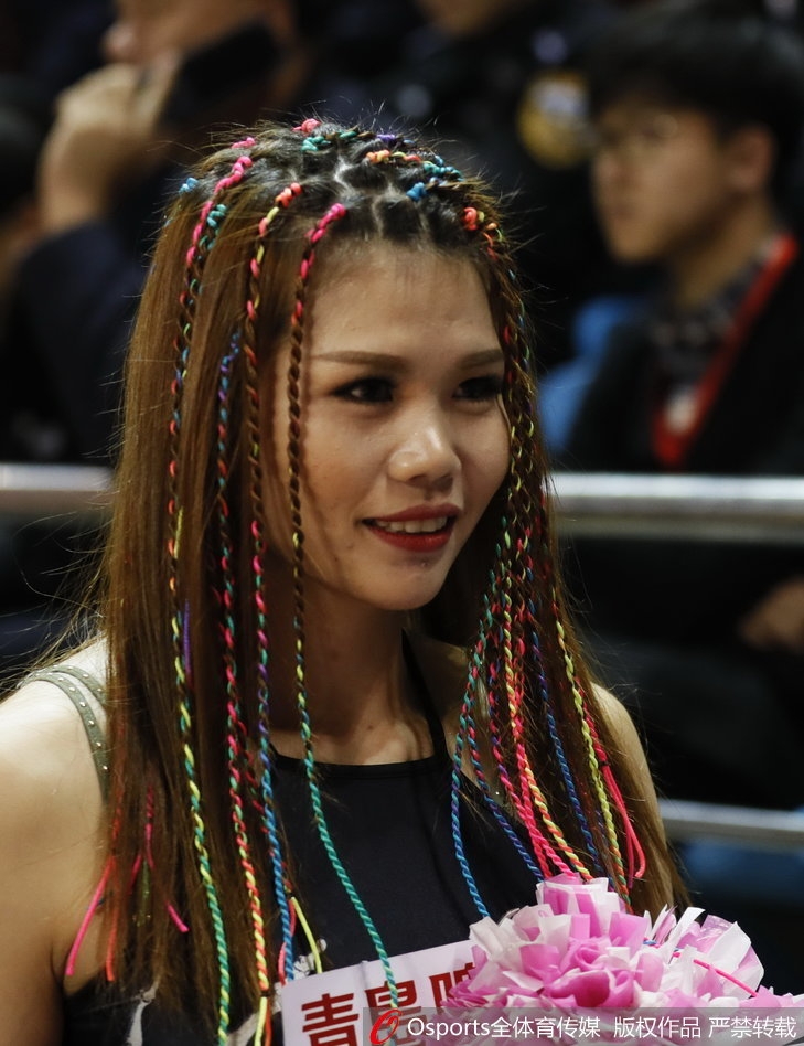 集体亮相时，宝贝们的长发如波浪般此起彼伏，她们手举助威花，用最灿烂的笑容为吉林男篮加油打气。